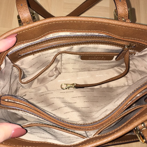 Michael Kors Jet Set Front Snap Pocket Tote - Picture 3 of 11